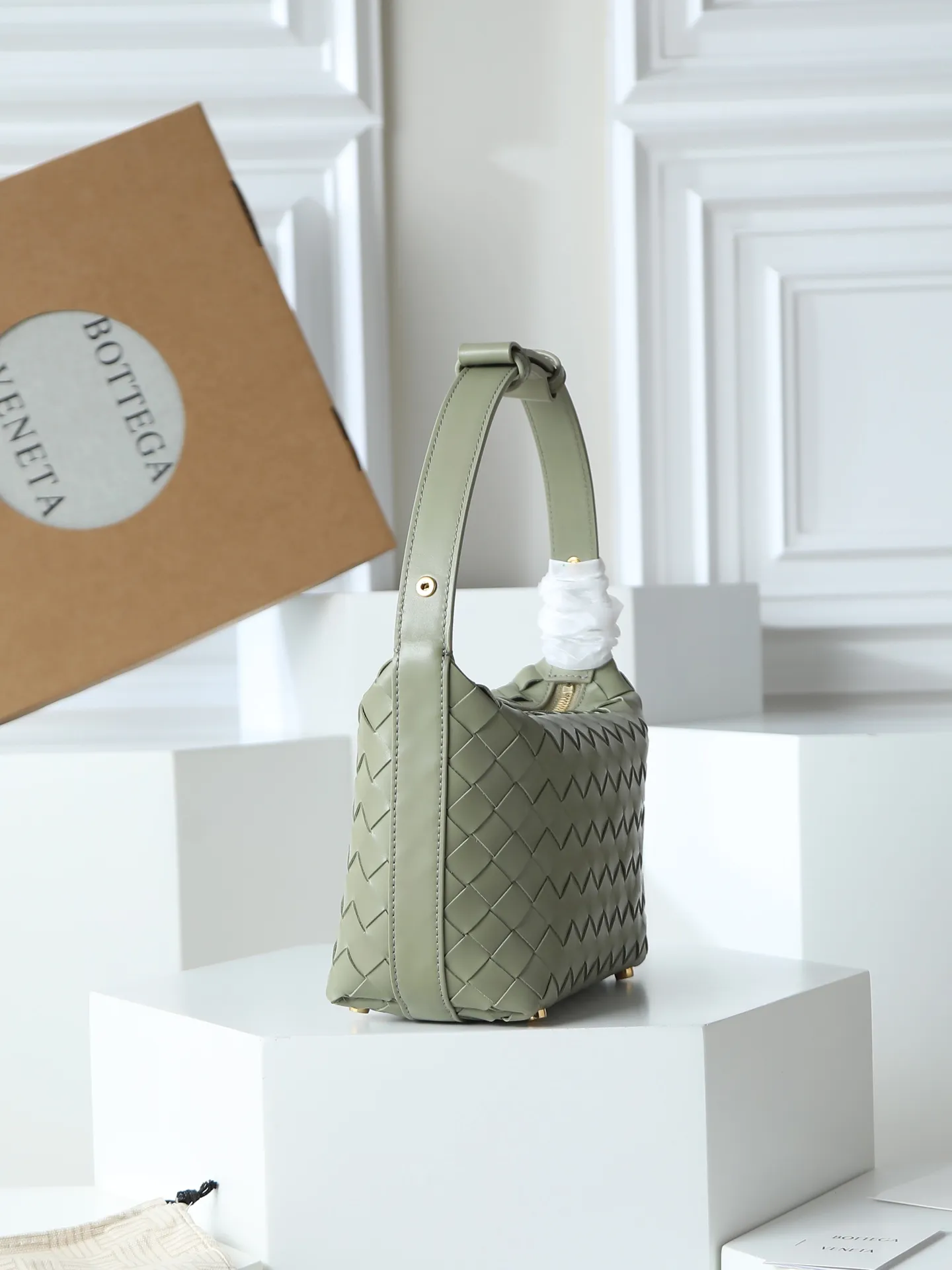 Batch 1640. A lunch bag that is predicted to be popular again this year. The entire bag is made of top-grade naa lambskin. It is very soft and lightweight. It also uses the intrecciato weaving process that the two founders spent several months developing from the beginning of the brand. It is completely hand-woven by Italian craftsmen. It perfectly reflects the craftsmanship of Bottega. The entire bag shape is also a very practical and popular lunch box bag shape. The slightly curved arc of the bag mouth can also better fit our wrists. Style number: 754443 Size: 22*13*9